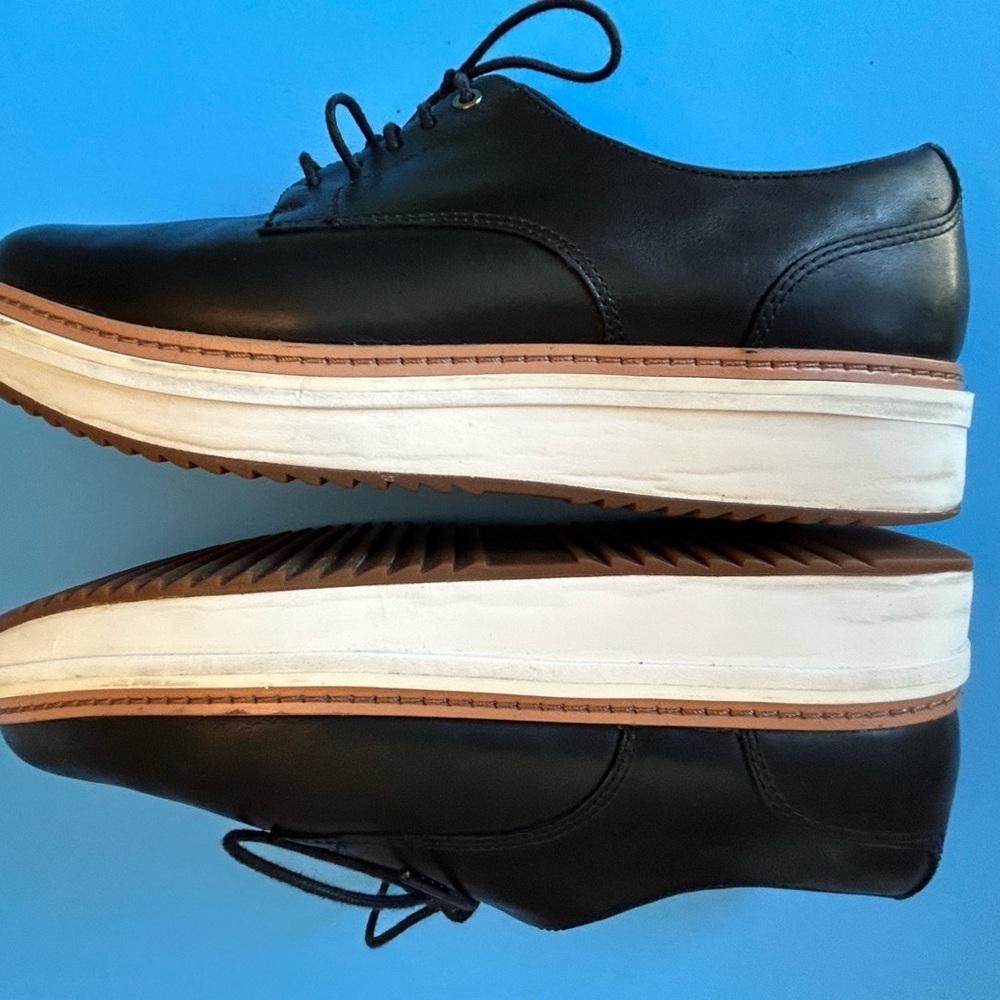 Clarks Black Leather Lace Up Shoes with Tan Base - Picture 3 of 10